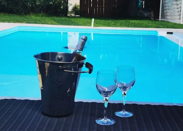 The Originals City, Costieres